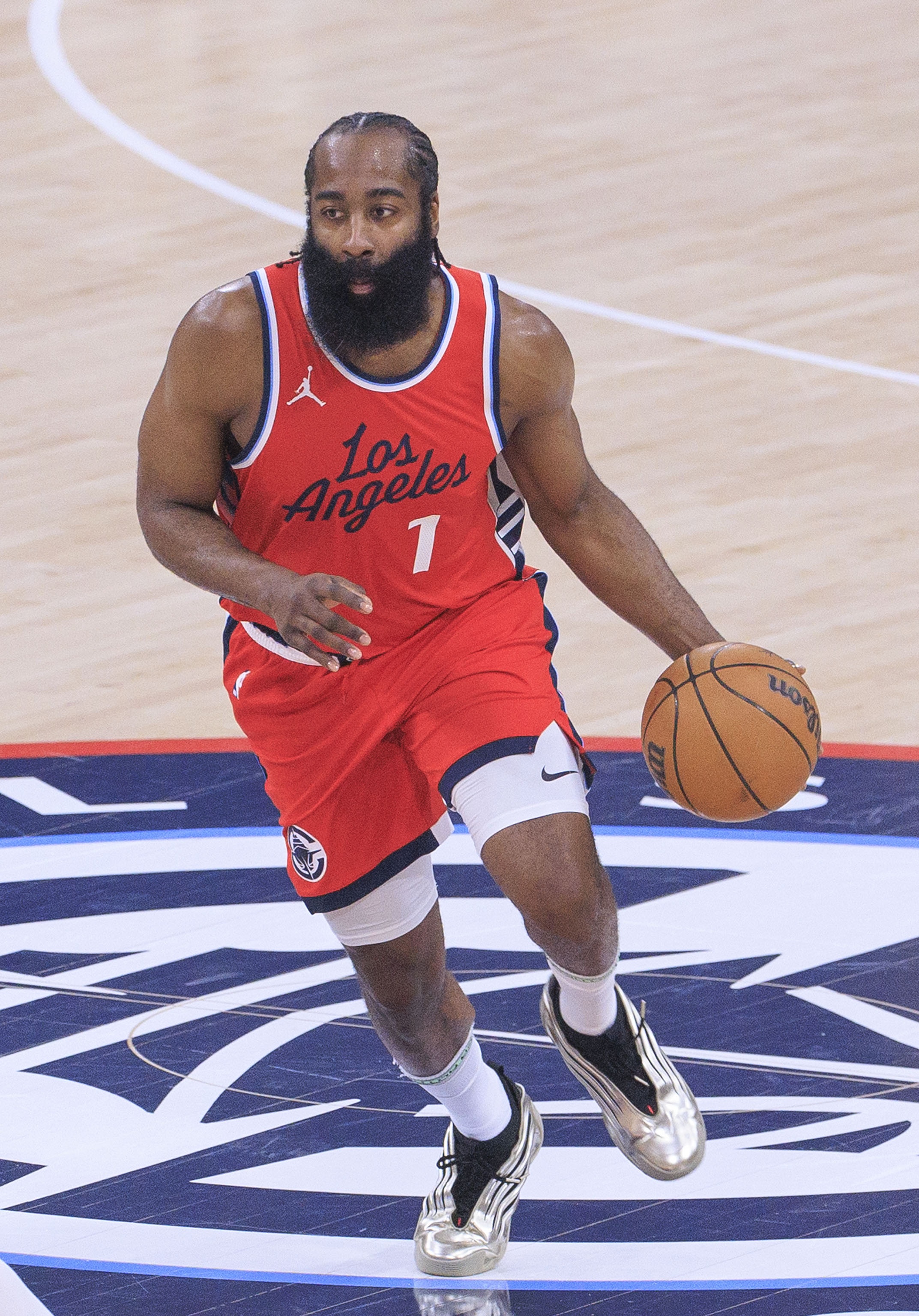 世俱杯决赛-篮网险胜国王，哈登完成帽子戏法的简单介绍